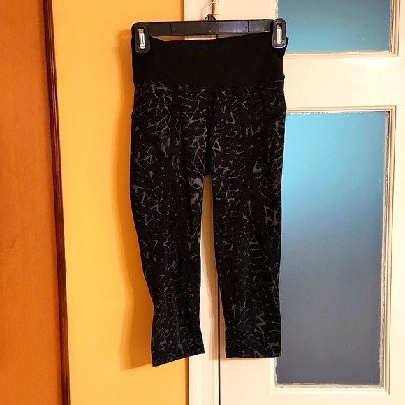 Lululemon "Inspire" Black Print Cropped Leggings Size 4 - Picture 1 of 10